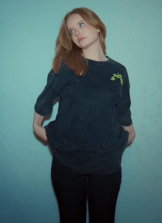 Heta Woodard model falling man tshirt